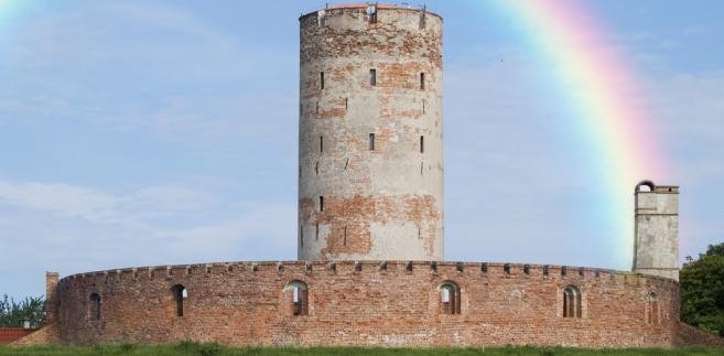 <b>Twierdza Wisłoujście</b><br/> Znakomicie zachowany zabytek architektury fortyfikacyjnej. Ciekawostką jest fakt, że w Twierdzy zimuje ogromne skupisko nietoperzy, także tych zagrożonych wymarciem.