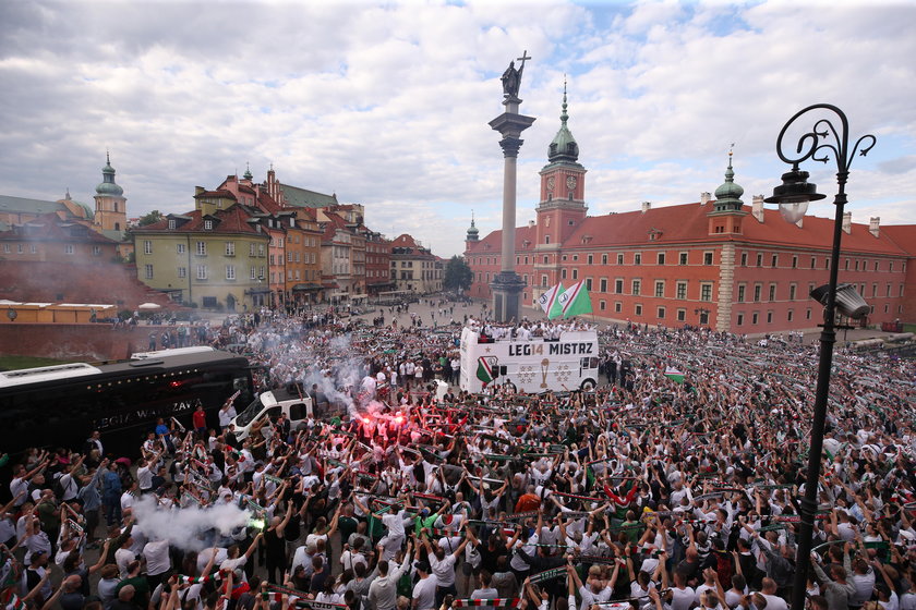 Legia Warszawa, plac zamkowy, mistrz polski, trofeum, 