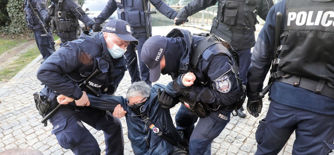 Warszawa, 21.04.2021. Protest przedstawicieli Ruchu Obywatele RP przed siedzibą Sądu Najwyższego w Warszawie, 21 bm. Izba Dyscyplinarna Sądu Najwyższego ma rozpatrzyć wniosek o zatrzymanie i przymusowe doprowadzenie do prokuratury sędziego Igora Tuleyi. (amb) PAP/Tomasz Gzell