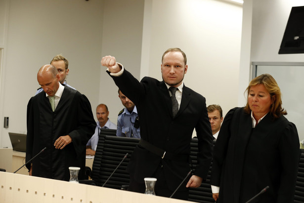 Breivik podnosi zaciśniętą pięść. Jest zadowolony z wyroku