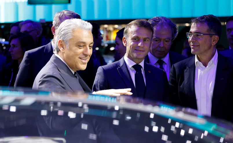 Prezydent Francji Emmanuel Macron i Luca de Meo, szef Grupy Renault