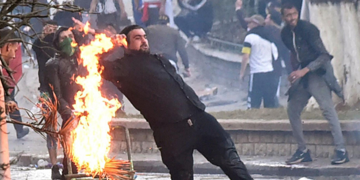 Algieria. Starcia uliczne z policją. 182 osoby ranne