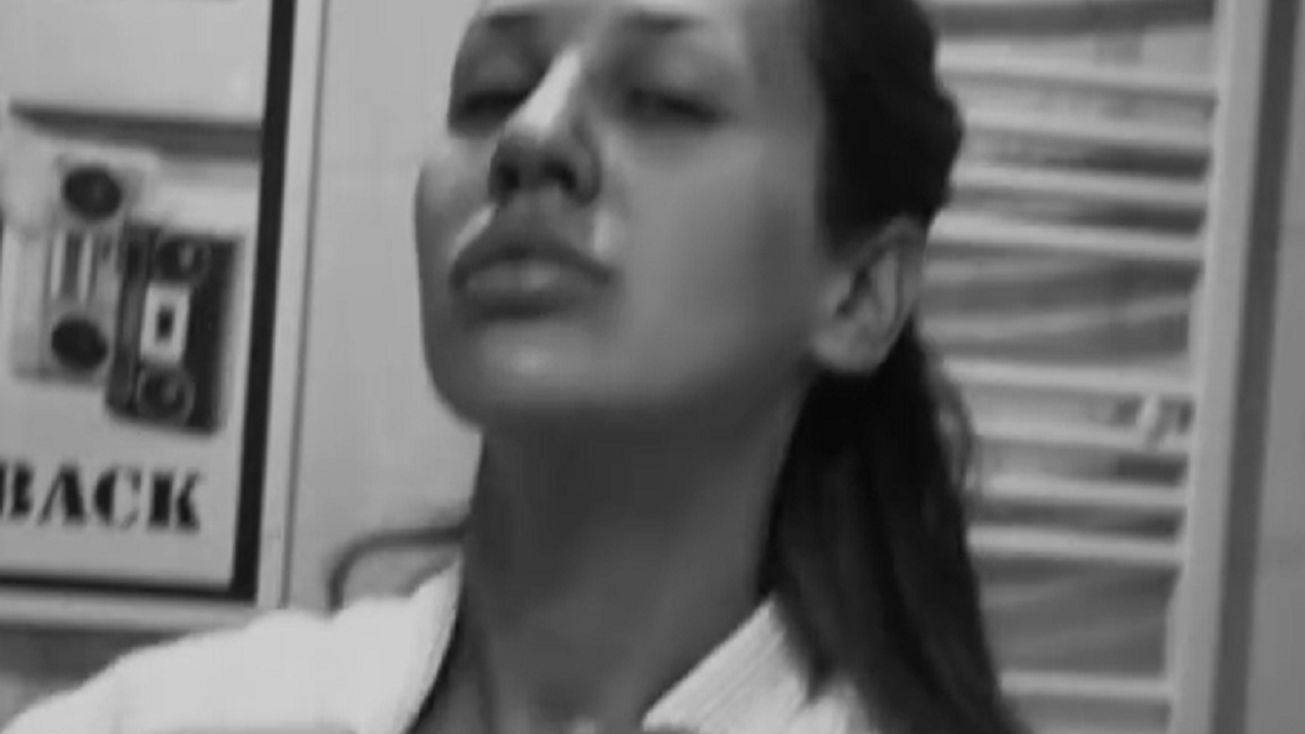 POMERA BADEMANTIL, IZVIRILE TETOVAŽE Supruga Sergeja Trifunovića se ovako sprema za proslavu rođendana, PIJE U TOALETU (VIDEO)