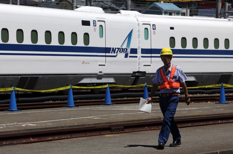 Poruszający się na poduszce magnetycznej japoński pociąg Shinkansen w grudniu 2003 roku pobił światowy rekord prędkości, rozpędzając się do 581 km/h. Obowiązujący rekord prędkości dla pojazdów poruszających się po konwencjonalnych szynach należy do francuskiego TGV, który pomknął z prędkością 574 km/h.