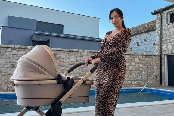 NAŠA PEVAČICA MASIRA STOPALA MUŽU BIZNISMENU HRVATU Nakon udaje batalila karijeru, a sad podelila snimak iz doma: "Koliko vi volite vašeg supruga?"