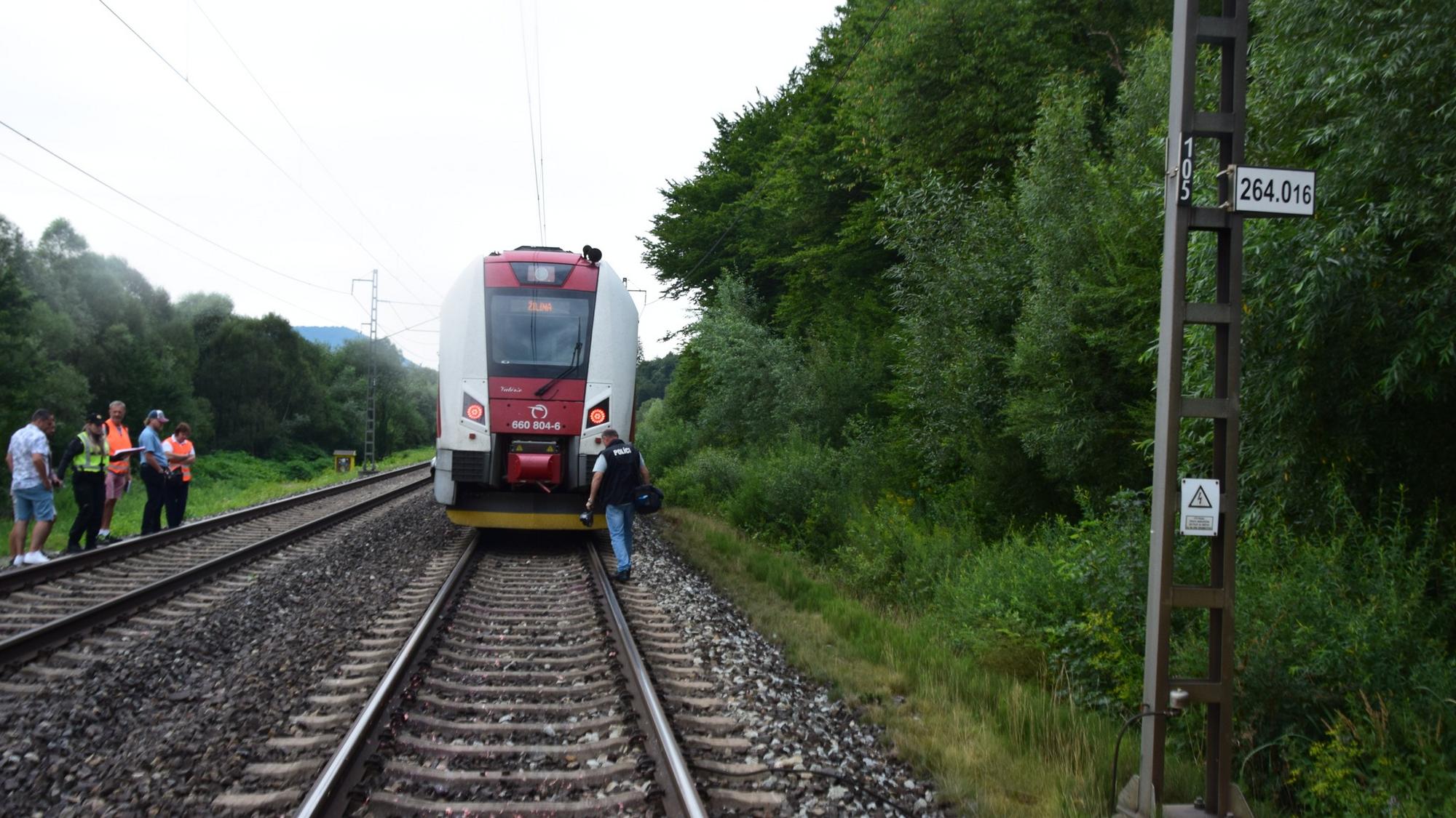 Rušňovodič nemal šancu zabrániť tragédii: Rannú zrážku s vlakom na Kysuciach neprežil mladík