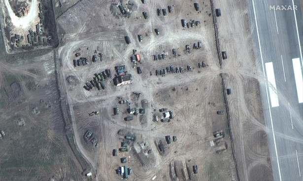 Ukraina, Chersoń, zdjęcia satelitarne przedstawiające rosyjską bazę sprzętu