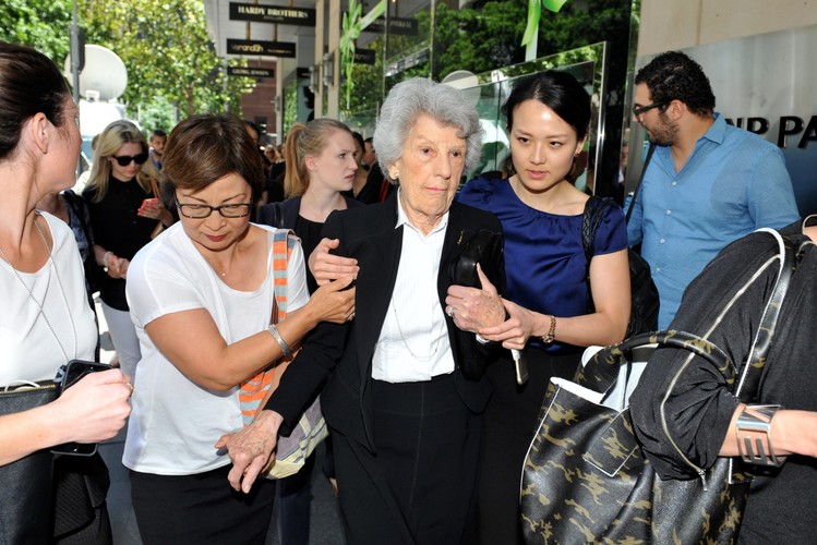 Wiceszefowa policji stanowej Nowej Południowej Walii Catherine Burn nie chciała ujawnić, jakie są żądania napastnika, ale przyznała, że udało się z nim nawiązać kontakt i prowadzone są negocjacje. Według nieoficjalnych informacji, udało się zidentyfikować napastnika. Zaapelowała też, by nie ujawniać w mediach treści informacji zamieszczanych na Twitterze przez zakładników, by nie narażać ich na niebezpieczeństwo. Informacje o takich krótkich komunikatach na tym portalu społecznościowym podały miejscowe środki masowego przekazu.