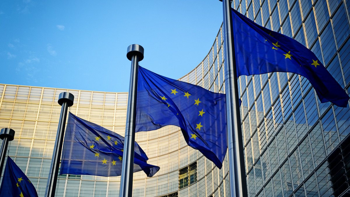 Komisja Europejska wystąpiła z inicjatywą poddania kontroli oraz sankcjom karnym w krajach UE nowego syntetycznego narkotyku (dopalacza), który pojawił się na europejskim rynku, czyli akrylofentanylu.