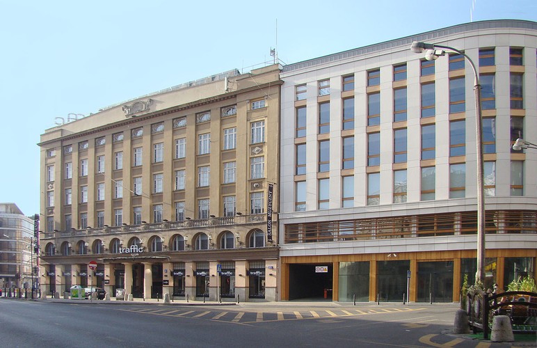 <strong>Dziś: Dom Towarowy Braci Jabłkowskich</strong>
<br></br>
W czerwcu 1996 roku reaktywowano firmę Bracia Jabłkowscy i zwrócono jej budynek handlowy przy Brackiej 25.
<br></br>
W roku 2010 rozpoczęła się budowa nowego domu towarowego na rogu ulic Brackiej i Chmielnej, jednak zamiast sklepów planowany był tu budynek biurowy, który został oddany do użytku we wrześniu 2011.
<br></br>