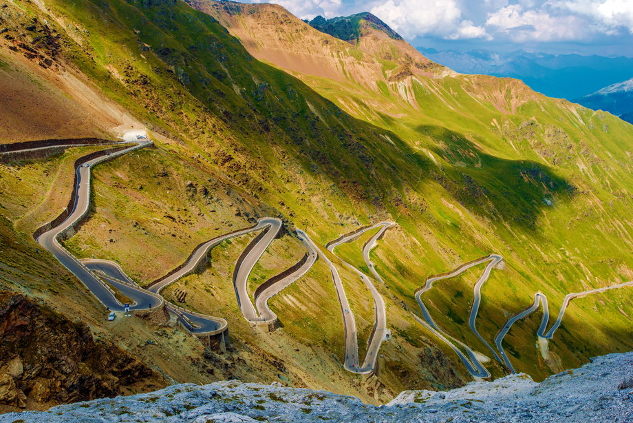 Droga na przełęcz Stelvio we włoskich Alpach Wschodnich została wybudowana w latach 1820–1825 i łączy miejscowość Stelvio z Bormio. Dojeżdżając od strony północnej, jedzie się drogą, która ma 24 kilometry długości, średnie nachylenie 7,4 proc. i zawiera 48 ponumerowanych zakrętów. Dojazd z drugiej strony natomiast ma niższe nachylenie, choć niewiele niższe, bo 7,1 proc.