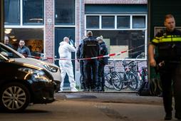Policja w pobliżu Lange Leidsedwarsstraat w Amsterdamie, gdzie 6 lipca 2021 r. został postrzelony reporter kryminalny Peter R. de Vries (zmarł w szpitalu kilka dni później).