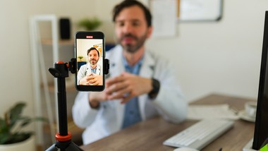 lekarz-z-instagrama-okazal-sie-ai-i-sprzedawal-suplementy