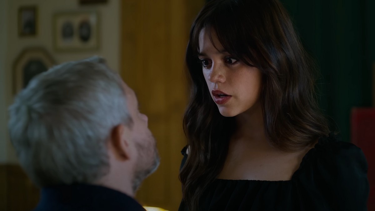 Jenna Ortega i Martin Freeman w filmie "Dziewczyna Millera"