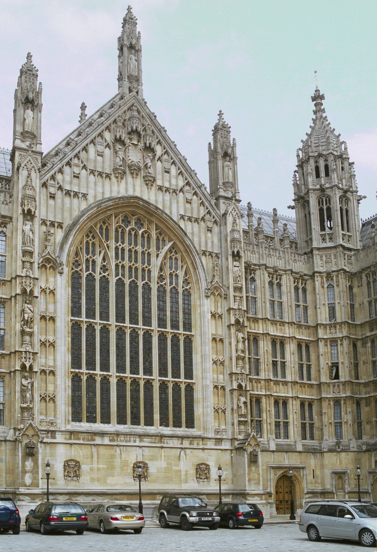 Brytyjskie media poinformowały w środę wieczorem, że premier Theresa May zwołała na czwartek nadzwyczajne posiedzenie rządu w celu podjęcia decyzji ws. ewentualnego zaangażowania militarnego w Syrii.