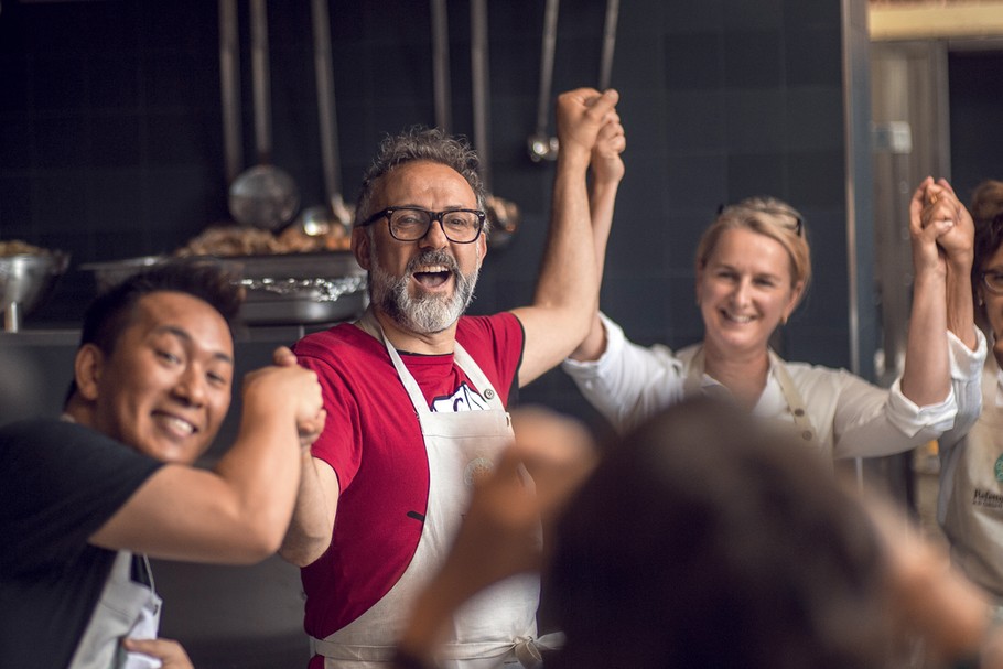 Massimo Bottura uruchomił w Mediolanie. Paryżu. Londynie i Rio tzw. Refettoria, jadłodajnie, w których posiłki gotowane są ze składników przeznaczonych do utylizacji