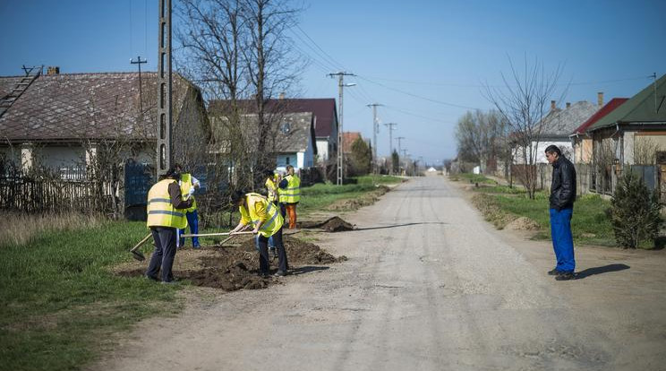 A közmunkáért járó bér jóval kevesebb, mint a minimálbér /Fotó: MTI - Balázs Attila