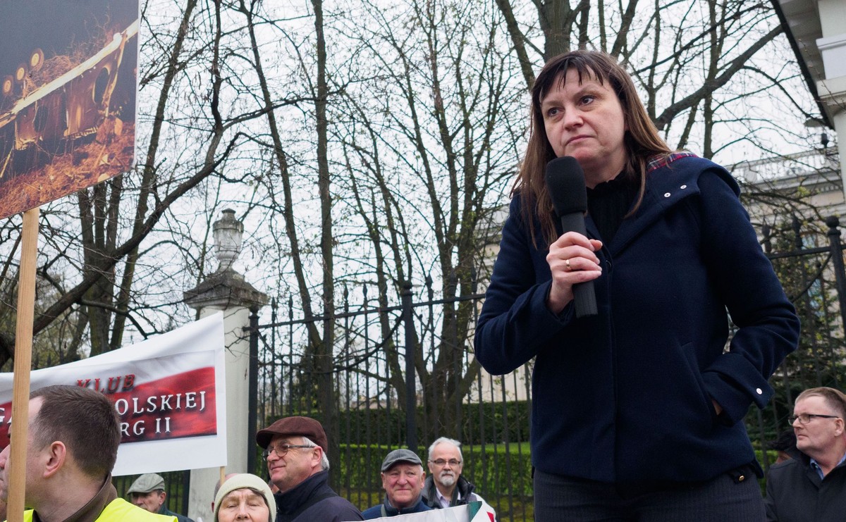 Ewa Stankiewicz podczas demonstracji przed ambasadą Rosji