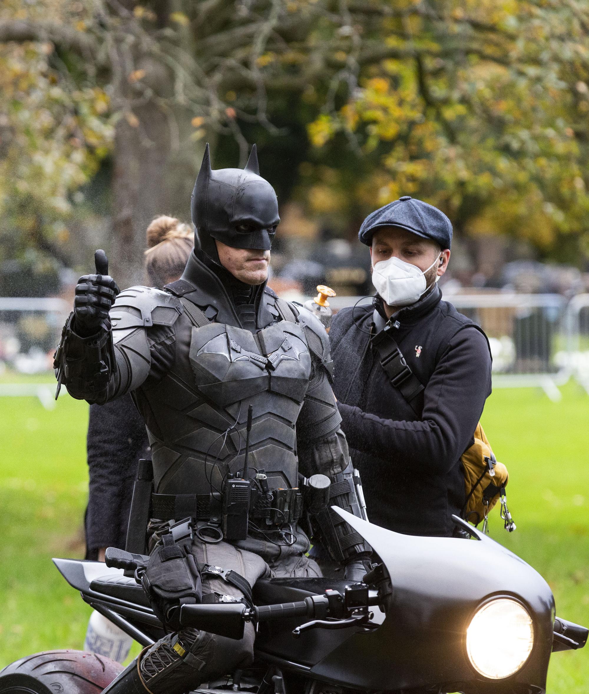Pattinsonov dablér v kostýme Batmana
