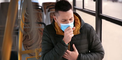Omikron, grypa czy przeziębienie? Czy można rozpoznać objawy? Kiedy na test? [PORADNIK]