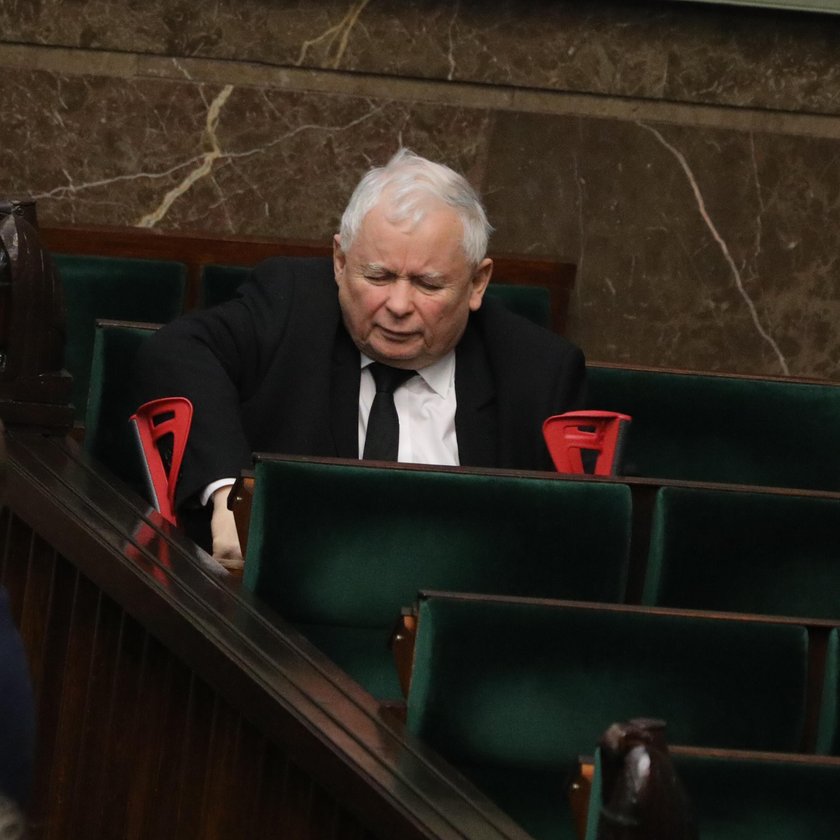 Obolały Kaczyński w Sejmie