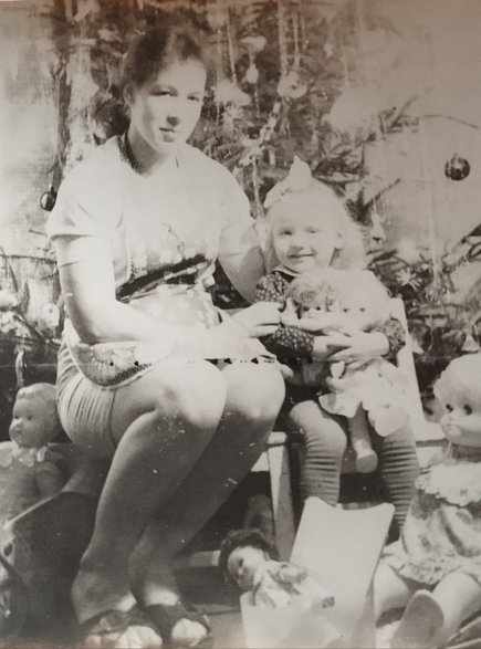 Janina wraz z malutką Anią; Boże Narodzenie, 1974 r.