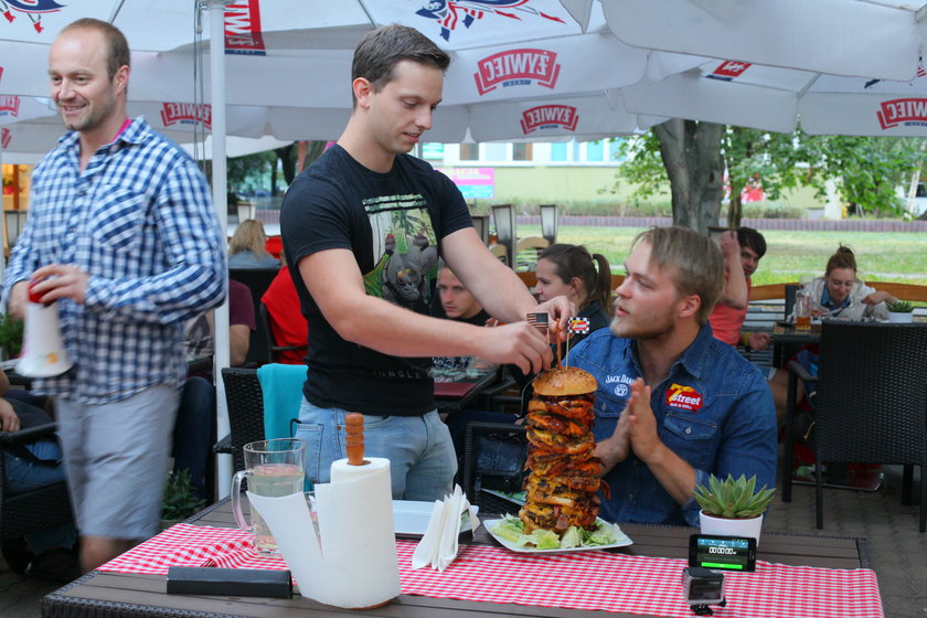 Artur bije rekord w ilości jedzenia burgera - ponad 4 kg