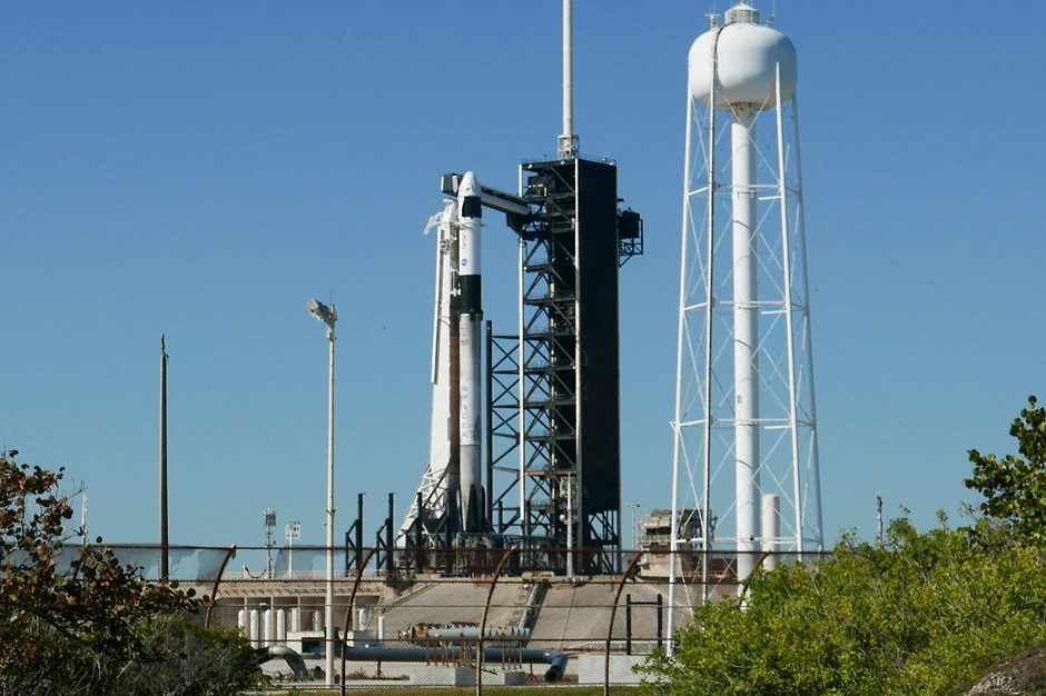 Raketa "falkon 9" kompanije "SpejsX" na platformi za lansiranje u Kejp Kanaveralu 12. marta