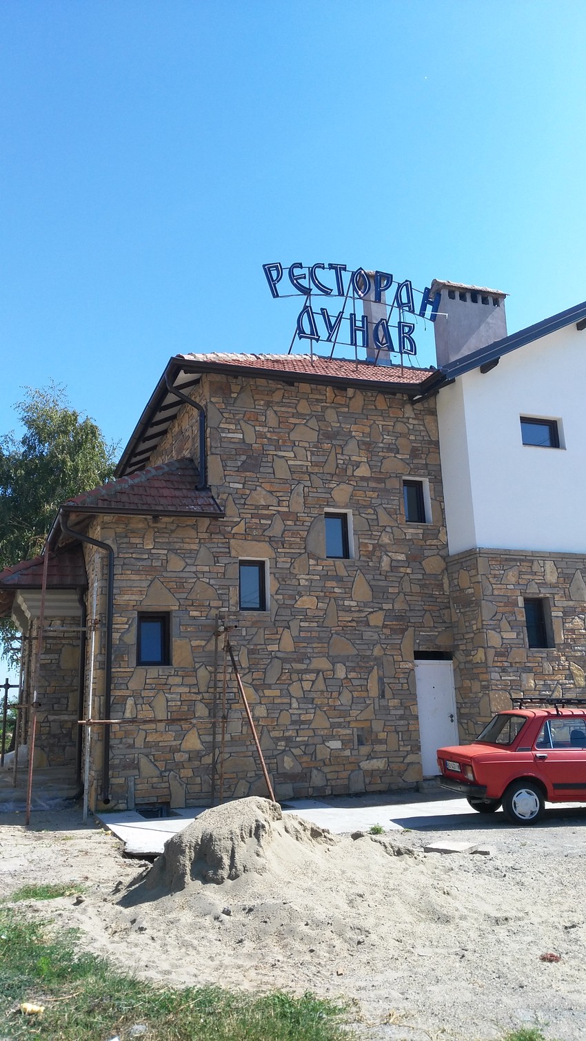 Bogati industrijalac pobegao je kroz tunel vlastima posle Drugog svetskog rata. Vila je kasnije pretvorena u restoran, a onda ostavljena da propada