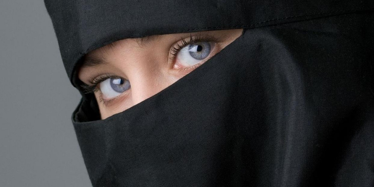 Europejskie państwo zakazuje noszenia burki w... imię integracji