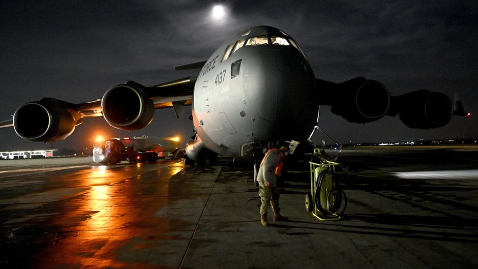 Samolot transportowy armii Stanów Zjednoczonych Boeing C-17 Globemaster III na lotnisku w podrzeszowskiej Jasionce (16.02.2022)