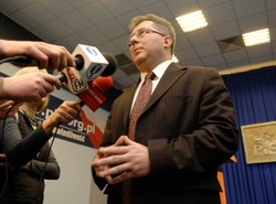 Czarnecki szydzi z pośladków Olejniczaka