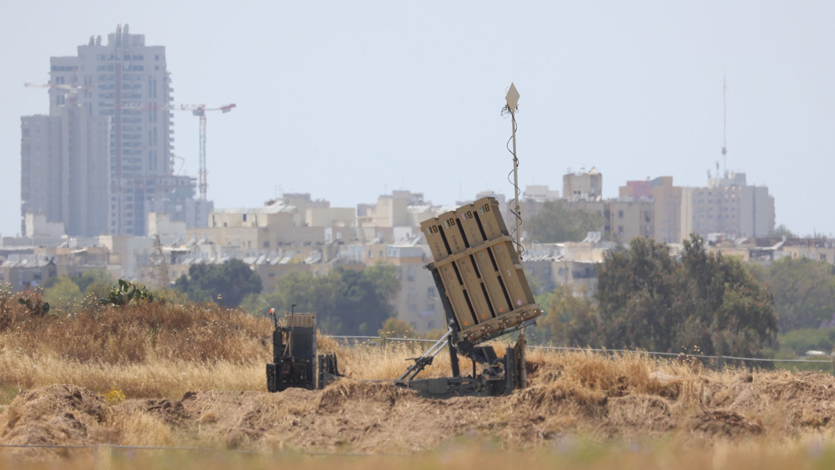 Izrael buduje mury obronne na granicy ze Strefą Gazy. Mają chronić przed pociskami przeciwczołgowymi Hamasu. Tymczasem kolejne dwie osoby zginęły we wtorek w izraelskich nalotach — donoszą izraelskie portale informacyjne. Tym samym liczba zabitych przez wojsko Izraela w rozpoczętej we wtorek operacji przeciwko Palestyńskiemu Islamskiemu Dżihadowi wzrosła do 15.