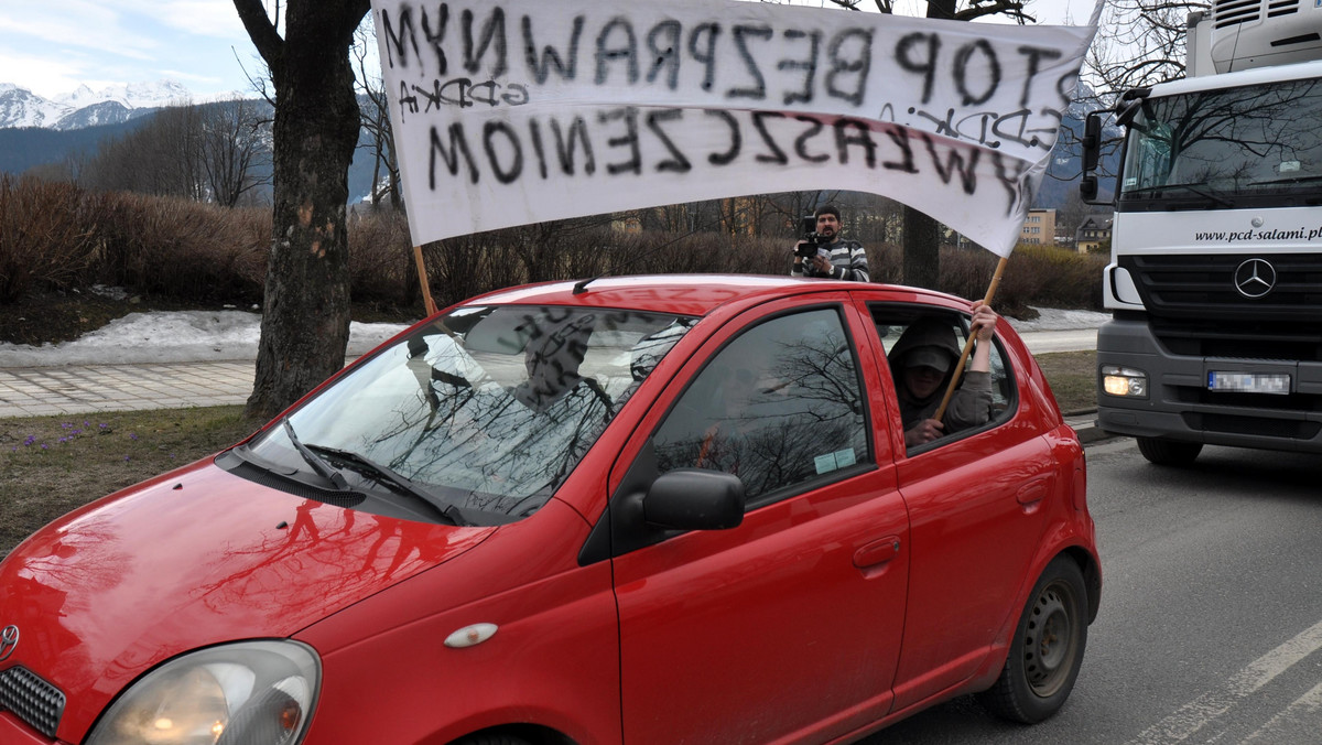 Tak jak zapowiedzieli, zakopiańscy przedsiębiorcy wyszli na ulice. A dokładnie wyjechali kilkudziesięcioma samochodami by utrudnić ruch na ulicach miasta. Protestowali przeciwko planom wybudowania kolejnego marketu.