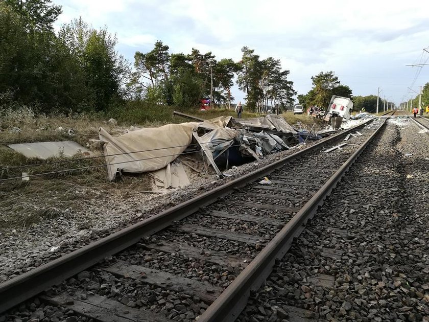 Wypadek na przejeździe kolejowym. Są ranni