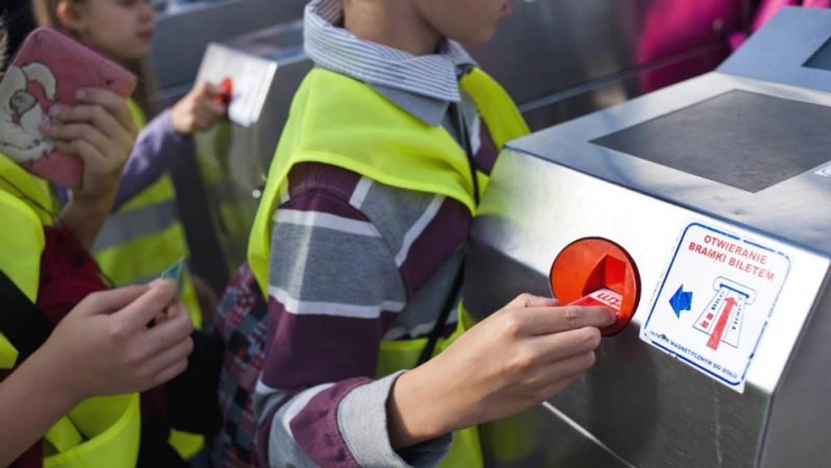 Legitymacja szkolna ważna także bez aktualnej pieczątki, ograniczenia dla studentów zagranicznych uczelni i doktorantów czy ujednolicenie zaświadczeń dla opiekunów niepełnosprawnych dzieci. Szykują się zmiany w ulgach za przejazdy warszawską komunikacją miejską. Podpowiadamy, kogo będą dotyczyć.