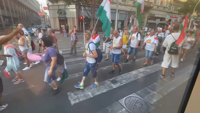 Ismét tüntetők lepték el Budapest belvárosát: senki sem tudja, ki szervezte – Videón a rejtélyes demonstráció