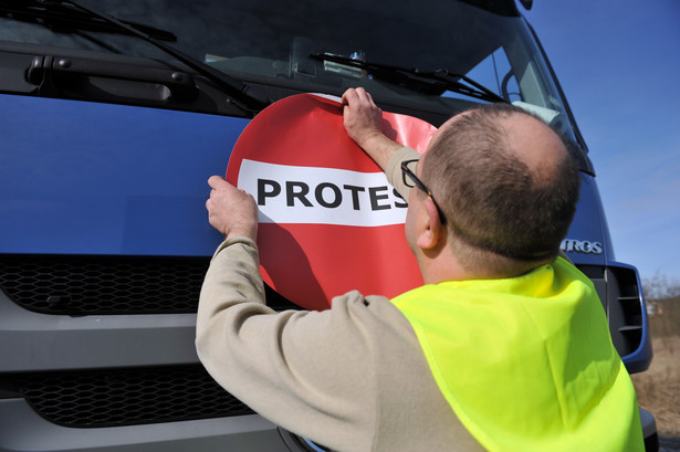 Polska zablokowana przez ciężarówki. Ministerstwo infrastruktury się tłumaczy