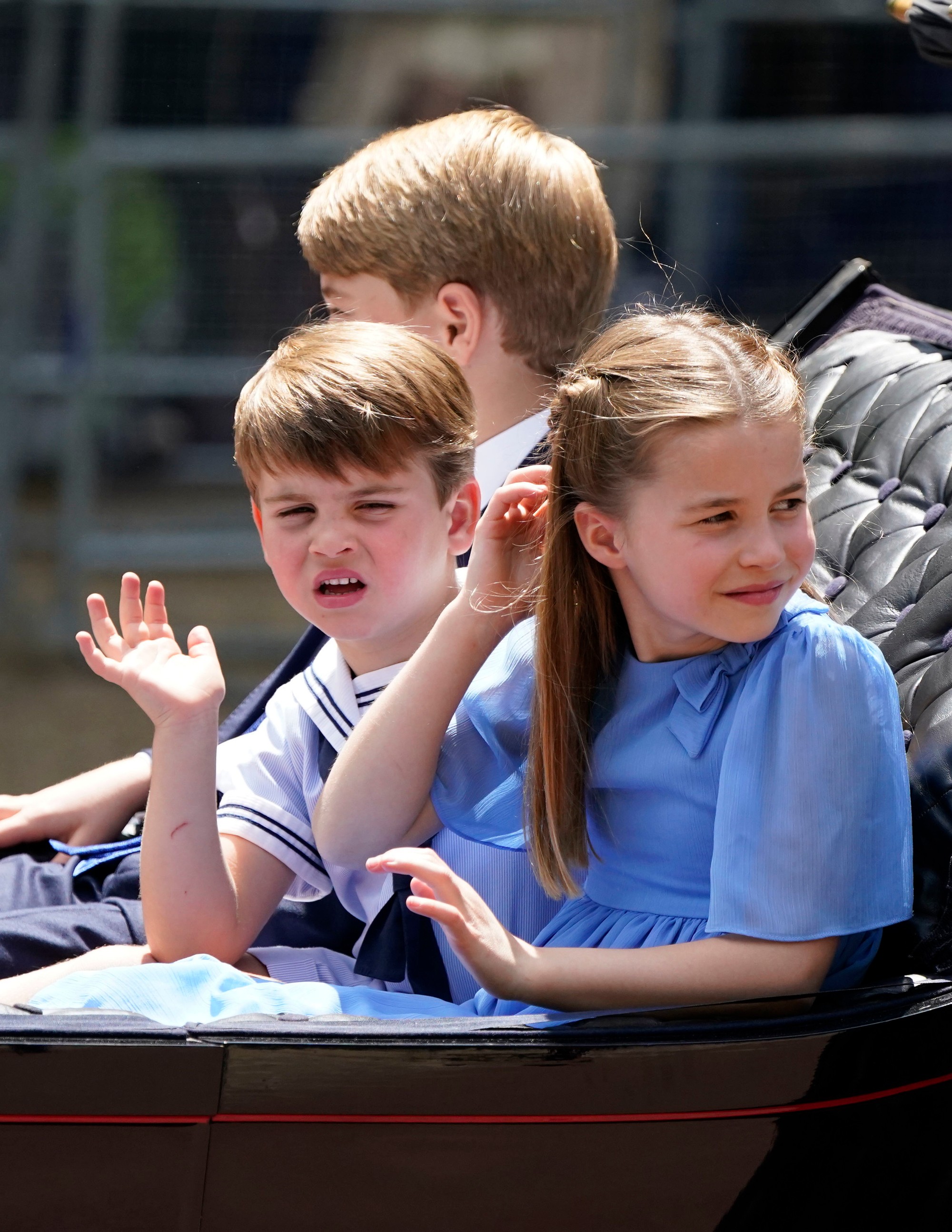 Princ George, jeho brat Louis a sestra Charlotte sedia v koči počas slávnostného vojenského sprievodu (Trooping the Color).