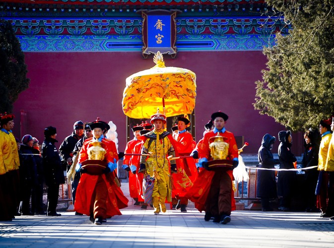 Aktorzy przebrani w tradycyjne kostiumy z czasów cesarstwa biorą udział w uroczystościach w Świątyni Ziemi w Pekinie