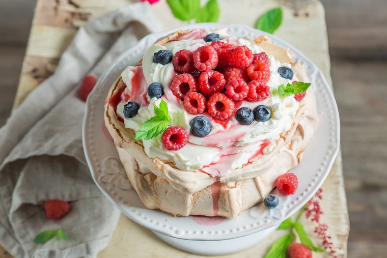 pavlova z owocami