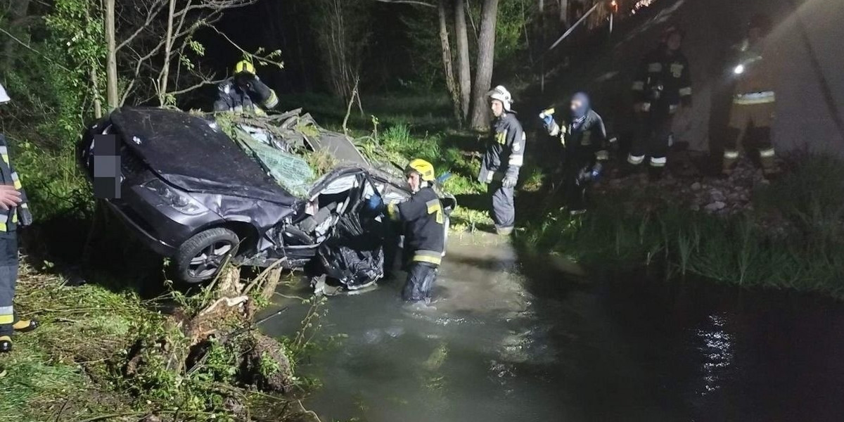 Pijany 40-latek wjechał samochodem do rzeki. BMW jest doszczętnie zniszczone, on wyszedł z wypadku niemal bez szwanku. 