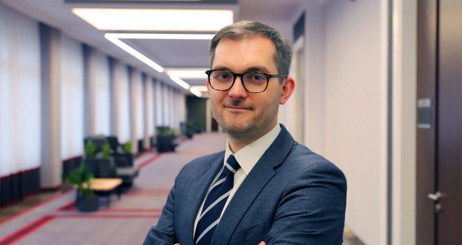 <strong>31. Marek Niedużak</strong>
<br></br>
wiceminister rozwoju
<br></br>
„Ten nowy Haładyj” – nadal mówi tak o nim wielu przedsiębiorców. I należy to odbierać jako komplement, gdyż Mariusz Haładyj (umieszczony wyżej) był przez przedstawicieli biznesu odbierany rewelacyjnie.
<br></br>
Dziś to w rękach Niedużaka jest rządowa legislacja dla biznesu. On odpowiadał chociażby za całkiem udaną ustawą antyzatorową, która ma służyć zwalczeniu nieterminowych płatności. On przygotował i wdrożył pakiet reform, którego naczelnym punktem jest prawo do błędu dla początkujących przedsiębiorców. On wreszcie odpowiada za dalsze zmiany w przepisach dotyczące sukcesji biznesu. Co ważne, dostrzega także mankamenty przyjętych rozwiązań, co jak na wiceministra w polskim rządzie jest wyjątkowe. Większość bowiem idzie w zaparte i jest gotowa zachwalać każdy bubel.
<br></br>
Idzie śladem wytyczonym przez swego poprzednika, gdy mowa o procesie konsultacji. Niemal wszyscy przyznają, że te w Ministerstwie Gospodarki prowadzone są w sposób wzorcowy. 
<br></br>
PSŁ