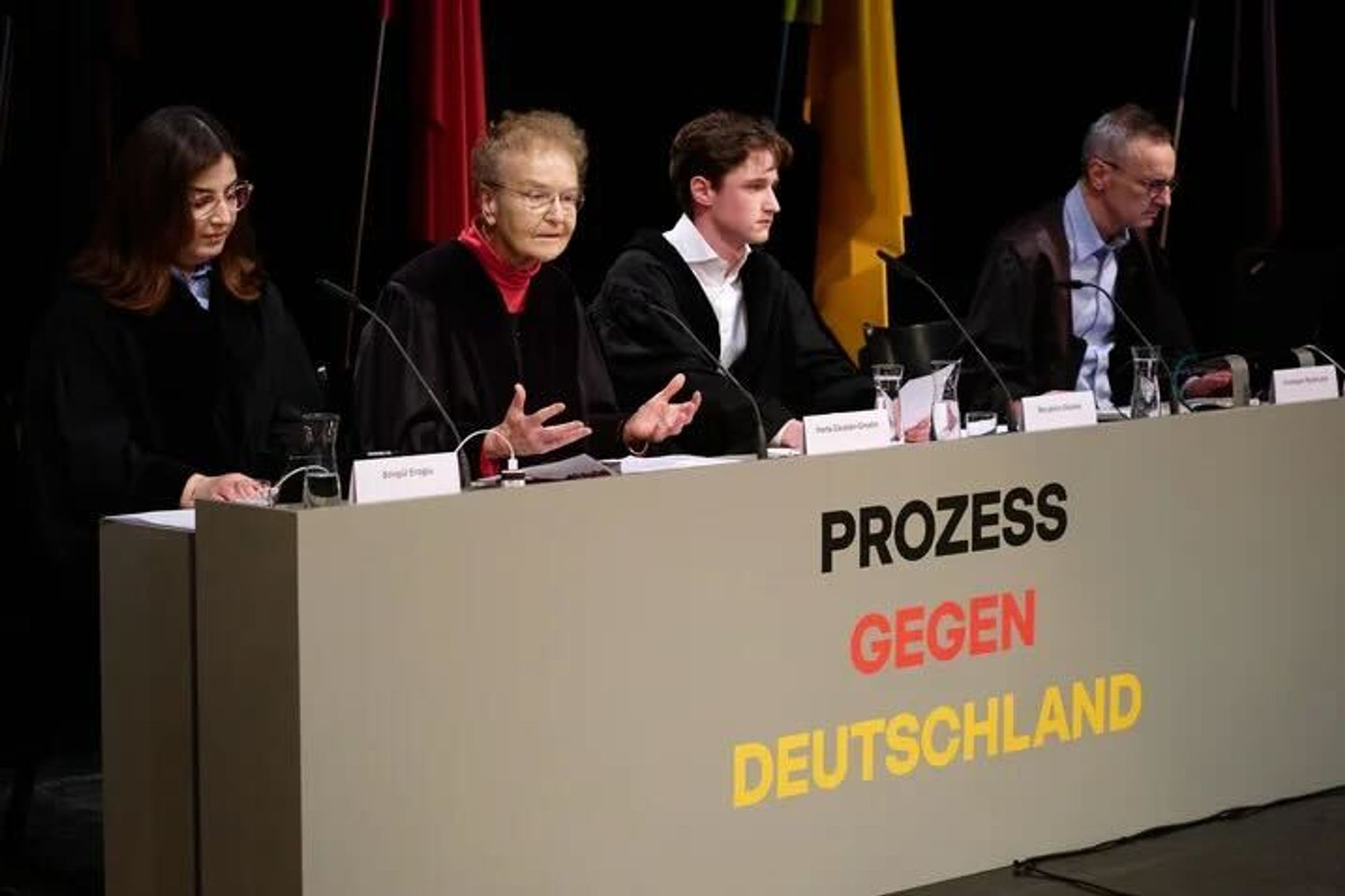 Drei Tage Theater-Experiment: Soll die AfD verboten werden oder nicht?