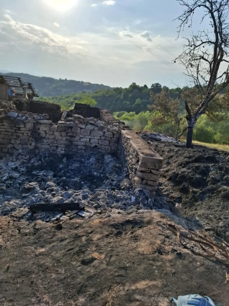 Vatrogasci iz Vranja koji su ugasili požar i sprečili da se eventualno dalje proširi.
