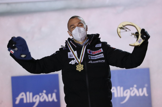Piotr Żyła podczas dekoracji medalistów konkursu w skokach narciarskich na skoczni normalnej mistrzostw świata w narciarstwie klasycznym