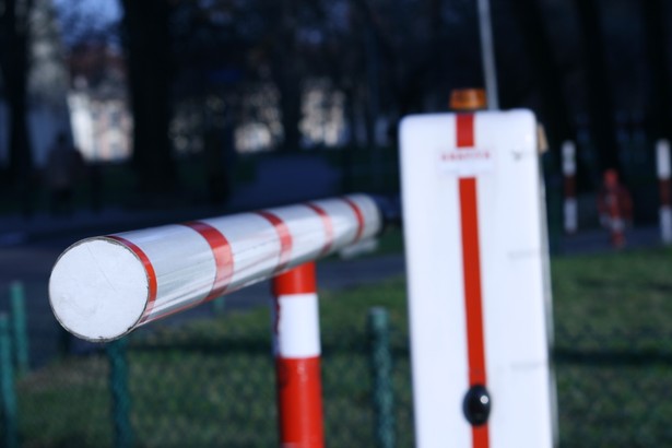 Zatrzymanym celnikom prokurator postawił zarzuty wielokrotnego przyjmowania łapówek w zamian za przyśpieszanie odpraw celnych bądź przepuszczanie towarów przez granicę bez kontroli.