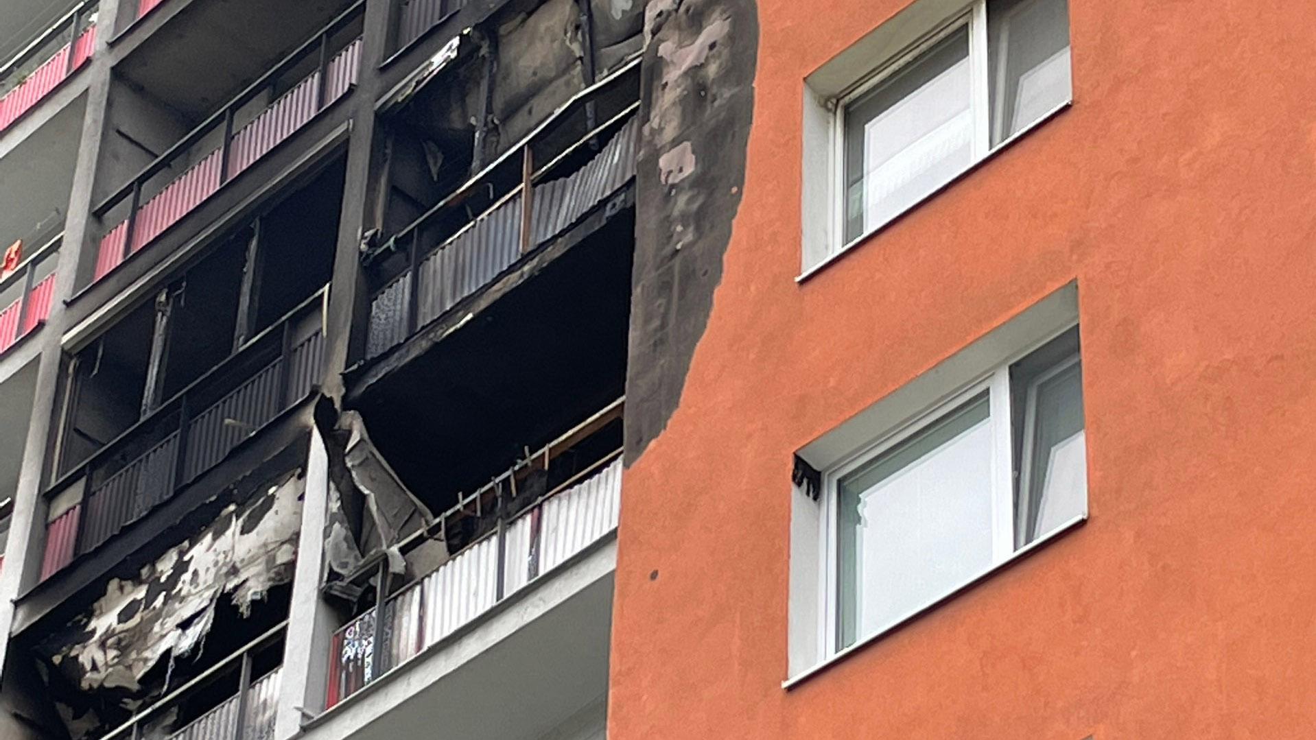 Na archívnej snímke panelák v Handlovej, v ktorom v jednom z bytových domov na piatom poschodí vypukol požiar.