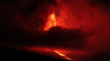 Wulkan na La Palmie w fazie największej erupcji. Wyrzuca okruchy wulkaniczne na 800 m