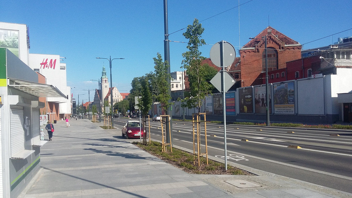 Radna pyta władze miasta, czy wśród swoich innowacji planistycznych miejska architekt planuje przeprojektowanie ulic Olsztyna w taki sposób, by były bardziej przyjazne dla osób pod wpływem napojów wyskokowych. Jak tłumaczy, Olsztyn jest miastem wiodącym w Polsce w nasyceniu punktami sprzedaży alkoholu, a jednocześnie intensywnie promuje hasło "przyjazne ulice".